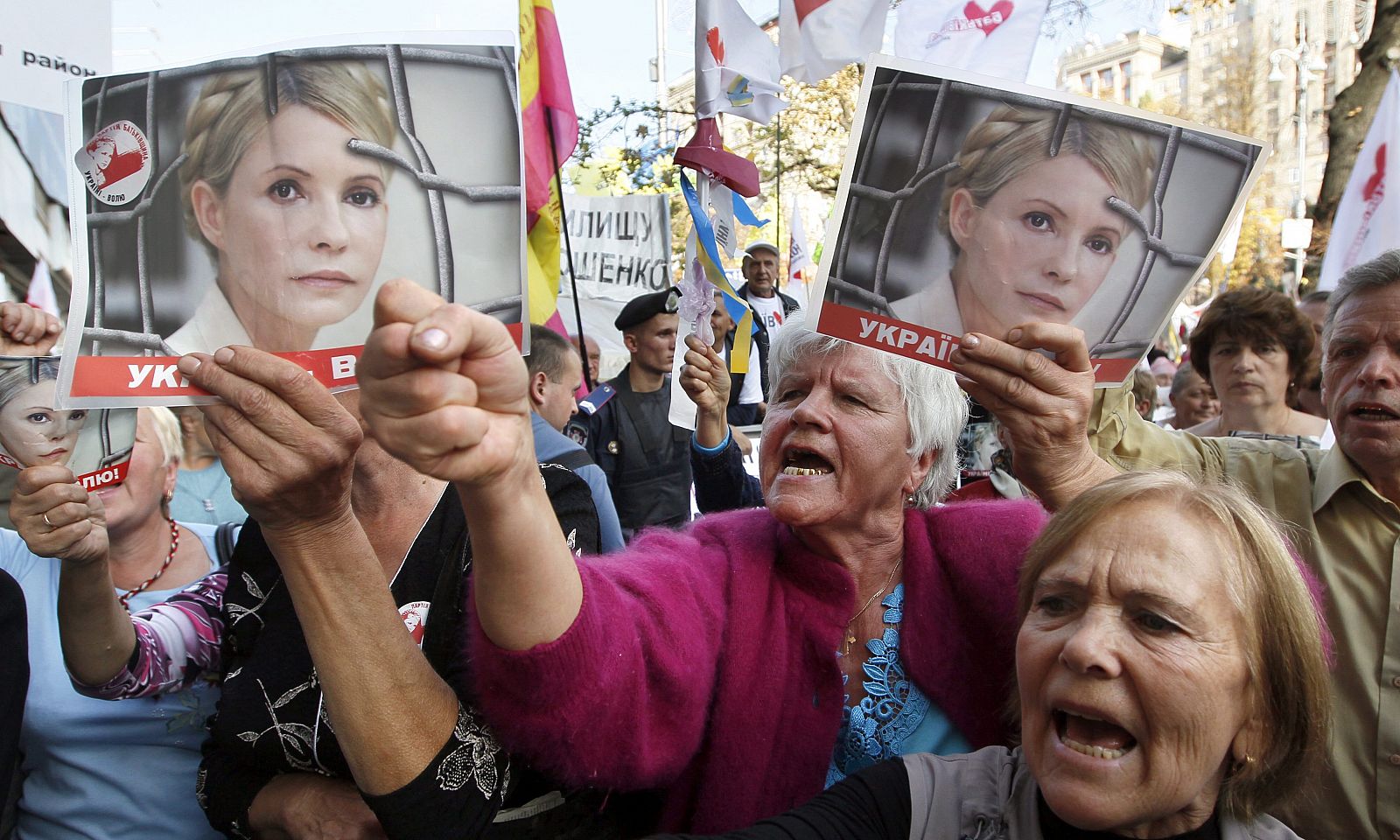 Simpatizantes de la ex primera ministra ucraniana, Yulia Timoshenko, sostienen carteles con su fotografía durante una concentración cerca de los juzgados de Kiev.