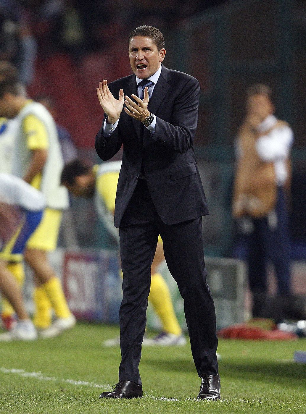 Juan Carlos Garrido da instrucciones a sus futbolistas durante el partido frente al Nápoles