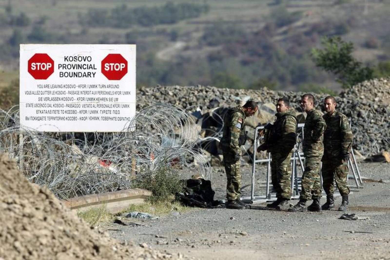 Varios soldados permanecen junto a la frontera con Kosovo