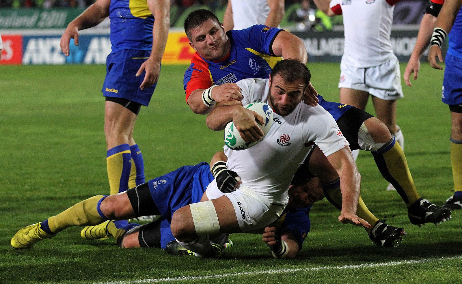 Mamuka Gorgodze de Georgia marca mientras le aborda Paulica Ion de Rumania durante el Mundial de Rugby. AFP PHOTO / Melville Marty