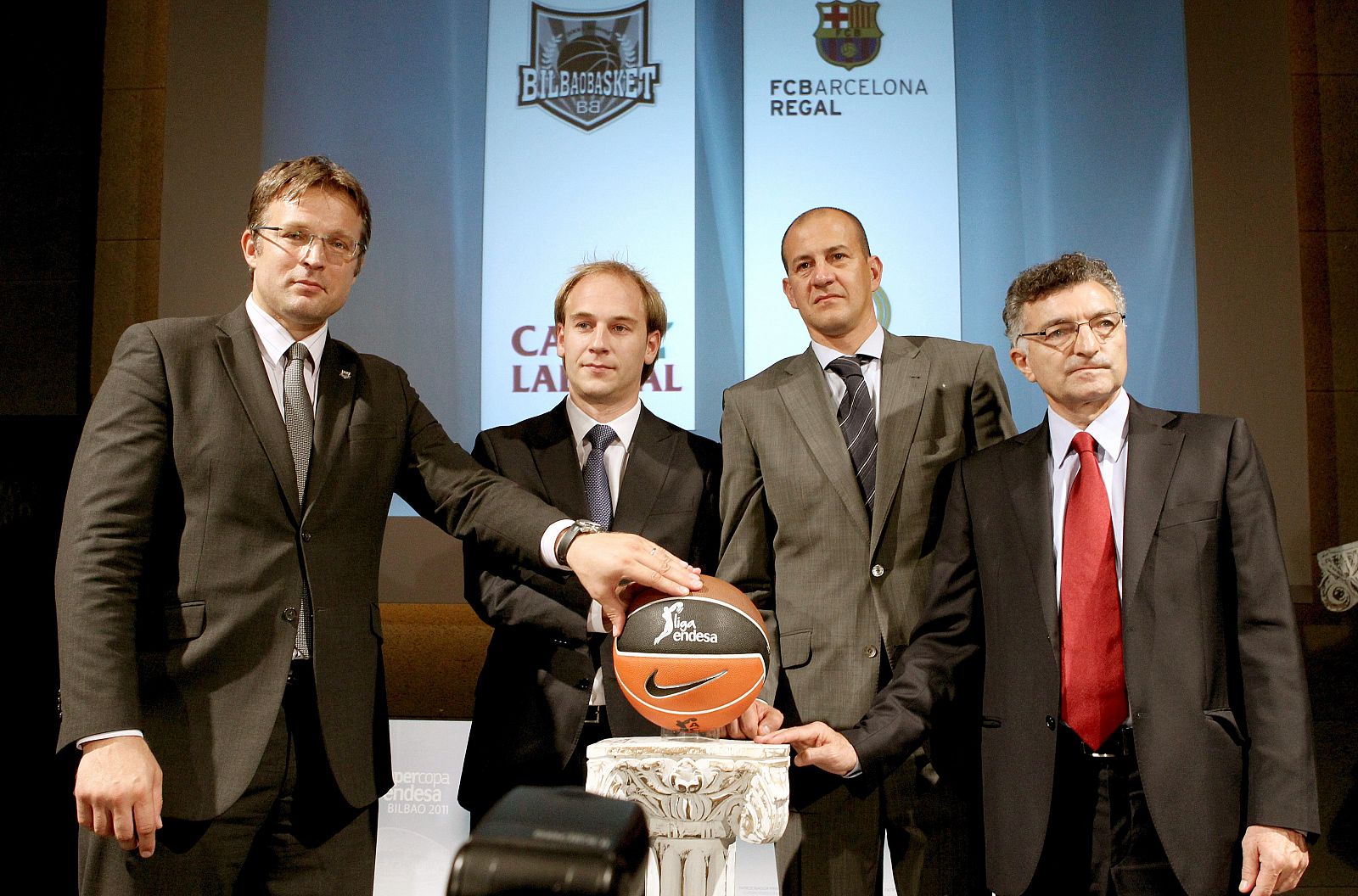 El presidente del Bizkaia Bilbao Basket, Predrag Savovic (1i); el director Deportivo del Caja Laboral, Felix Fernández (2i); el director Deportivo del Real Madrid , Alberto Herrero (3i) y el director Deportivo del Barcelona Regal, Joan Creus (d), tra