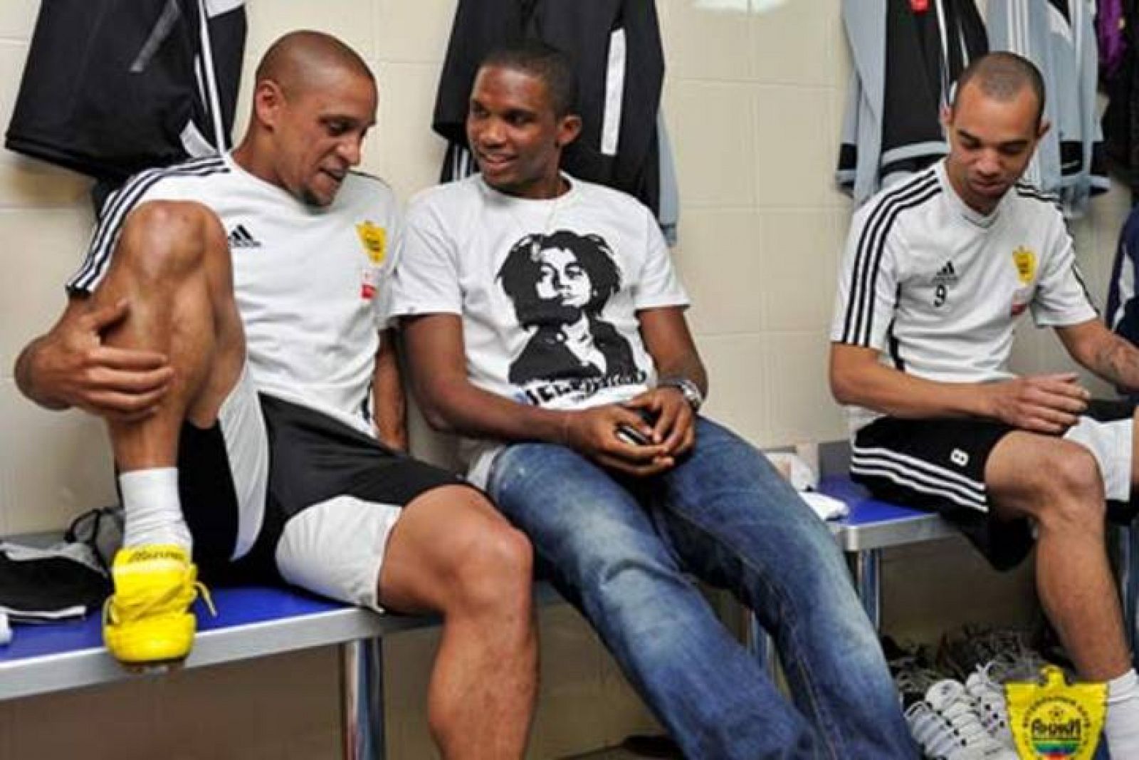 Roberto Carlos y Eto'o en el vestuario del Anzhí.