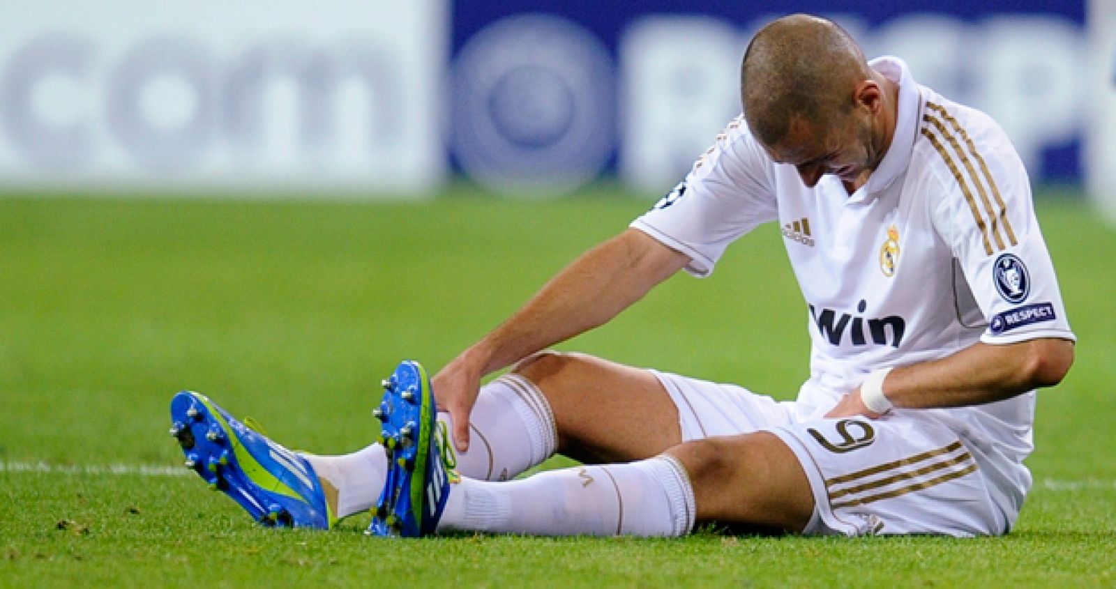 Karim Benzema, tendido en el suelo, tras sufrir una entrada durante el partido de Champions ante el Ajax.