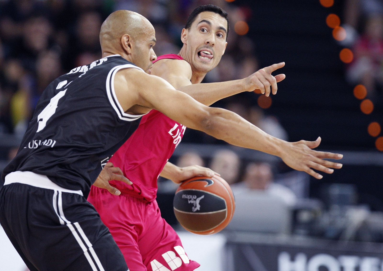 El escolta norteamericano del Bizkaia Bilbao Basket, Josh Fisher (i), defiende la posición ante el argentino Pablo Prigioni, del Caja Laboral, durante el partido, correspondiente a la primera semifinal de la Supercopa Endesa