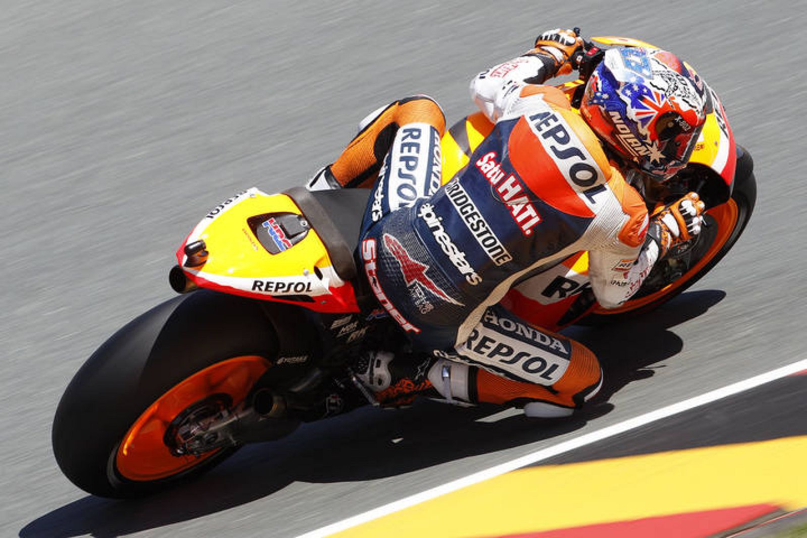 Casey Stoner aumenta sus opciones de ser bicampeón del mundo.