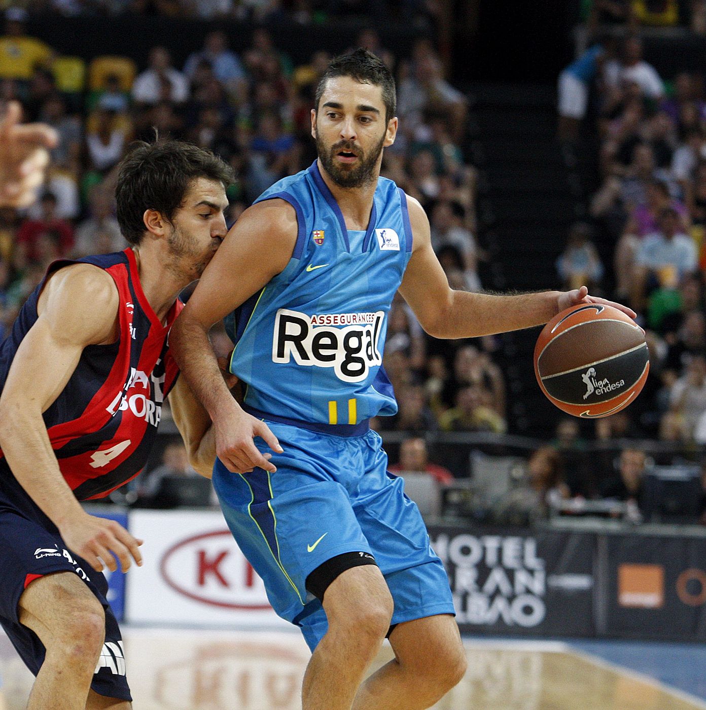 El escolta del Regal Barcelona, Juan Carlos Navarro (d), con el balón frente al base del Caja Laboral, Pau Ribas (i)