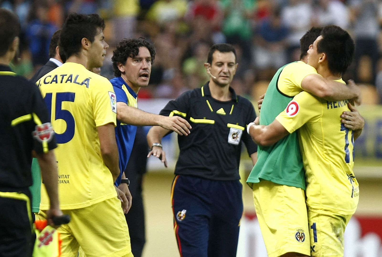 El centrocampista del Villareral Hernán Pérez (d) celebra con sus compañeros el gol marcado ante el Zaragoza