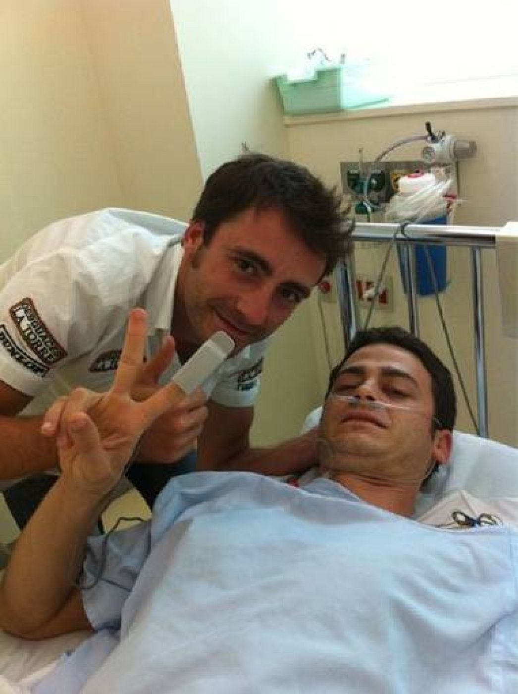 Sergio Gadea en el hospital de Japón con su jefe de equipo Pablo Nieto.