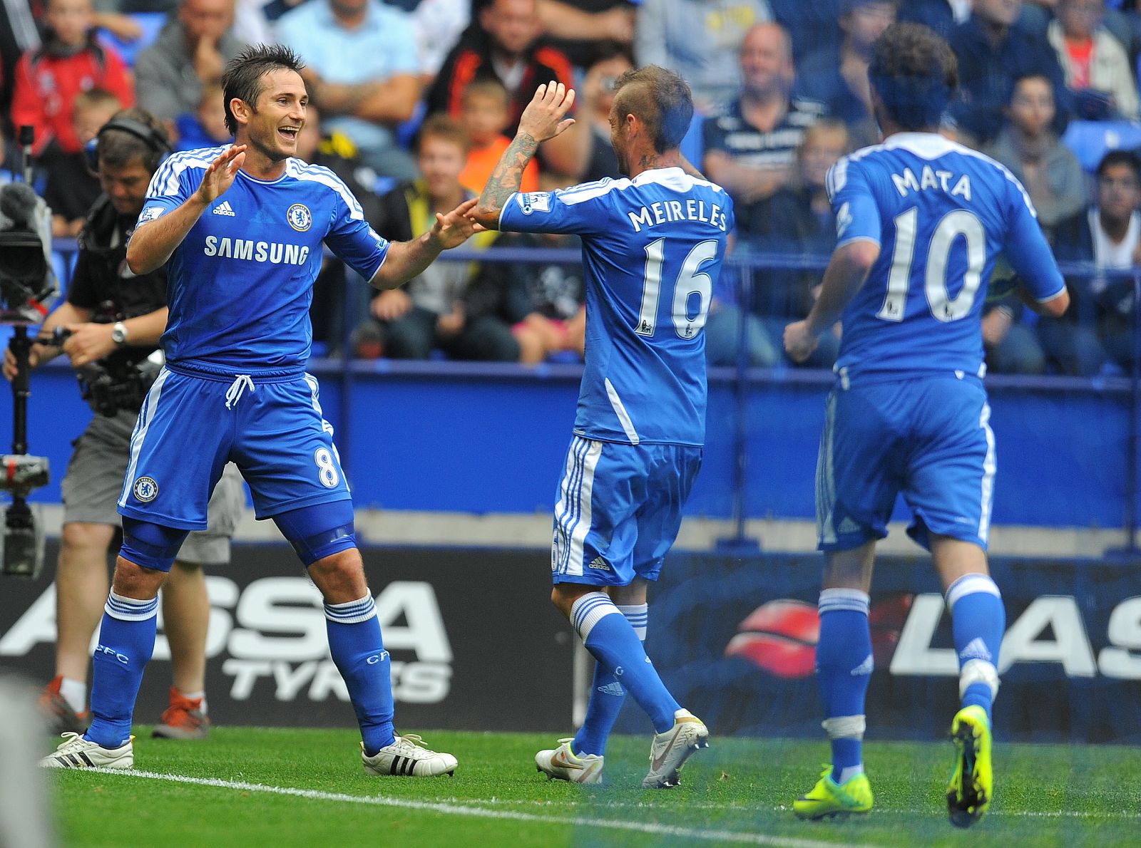 Lampard celebra uno de sus tres goles con Raúl Meireles y Juan Mata