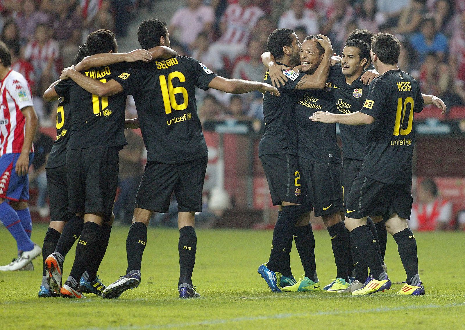 Los jugadores del FC Barcelona celebran el primer gol del equipo marcado por el brasileño Adriano Correia.