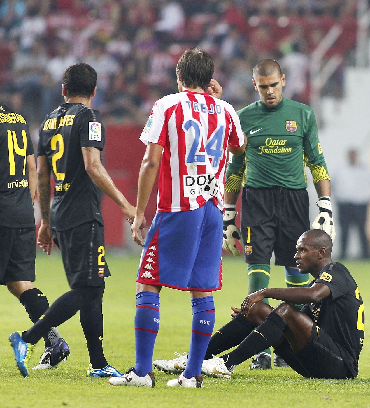 El defensa francés del Barça, Eric Abidal, se lesionó ante el Sporting de Gijón.