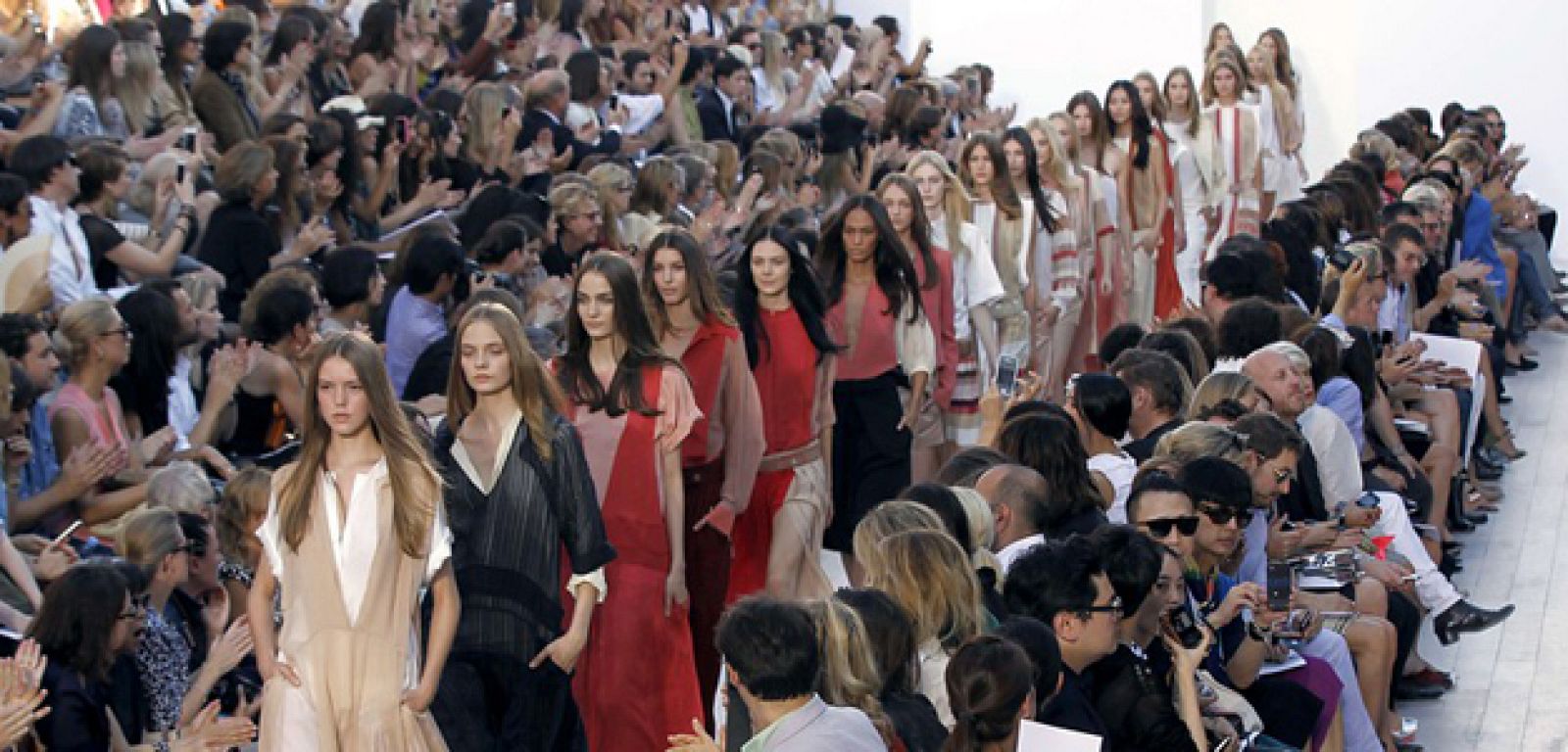 Desfile de Clare Waight Keller para Chloé celebrado en París.