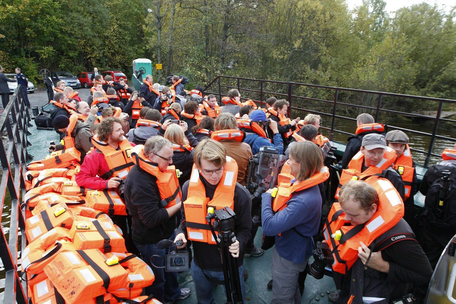 Periodistas se preparan para desembarcar en la isla noruega de Utoya durante la primera visita autorizada para los medios de comunicación.