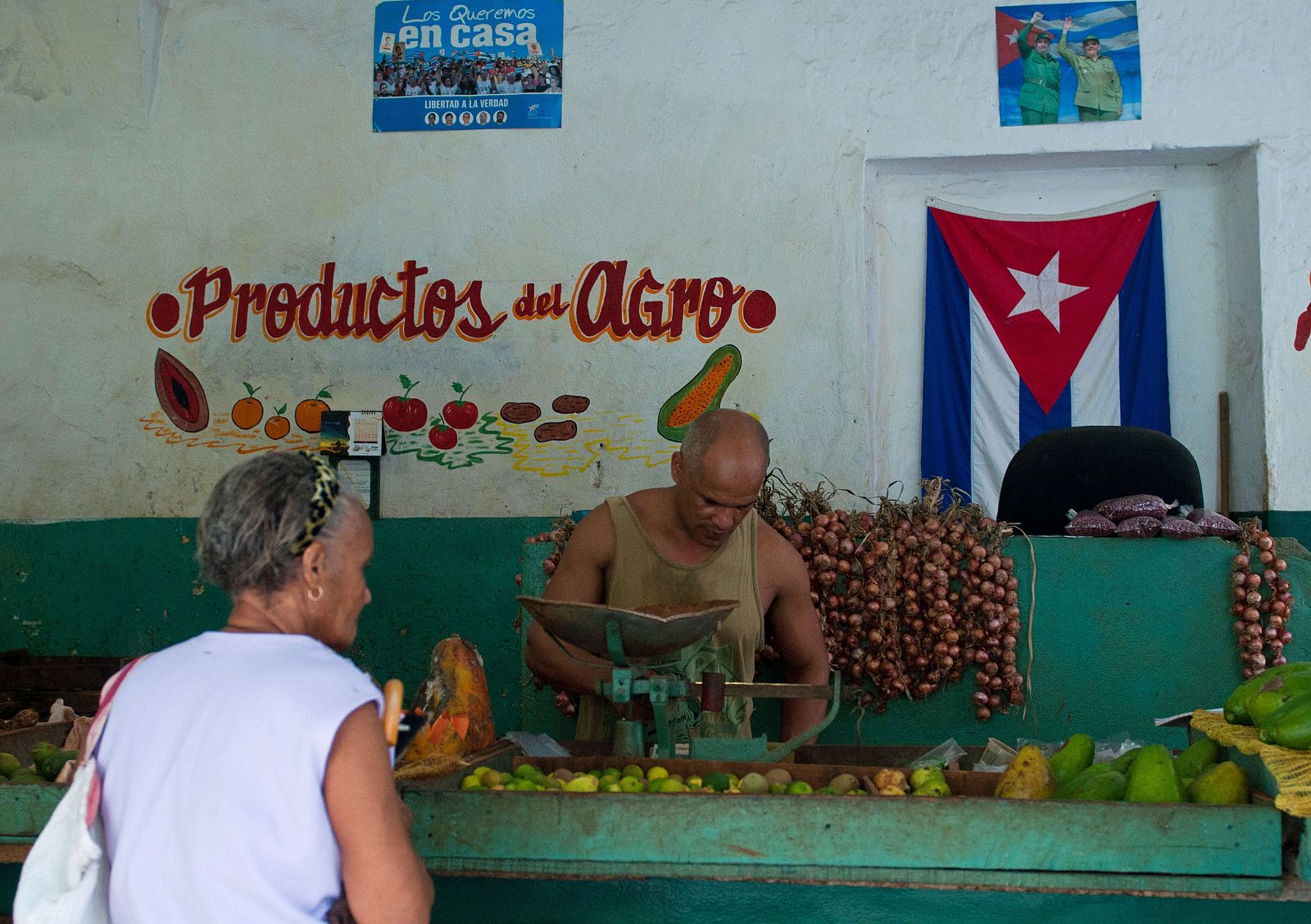 Un comerciante vende fruta y verduras en una calle de La Habana.