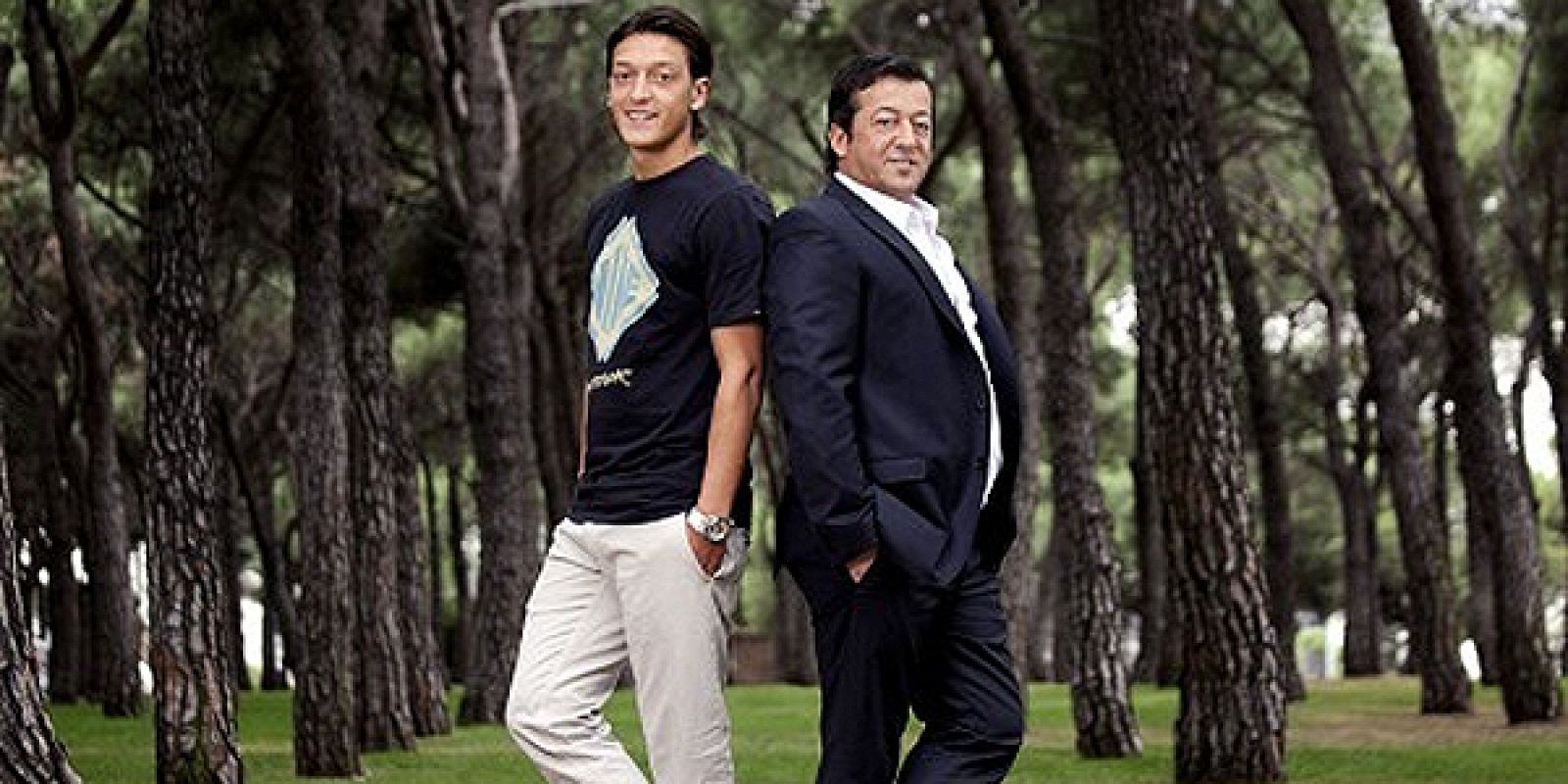 El futbolista del Real Madrid, Mesut Özil, junto a su padre.