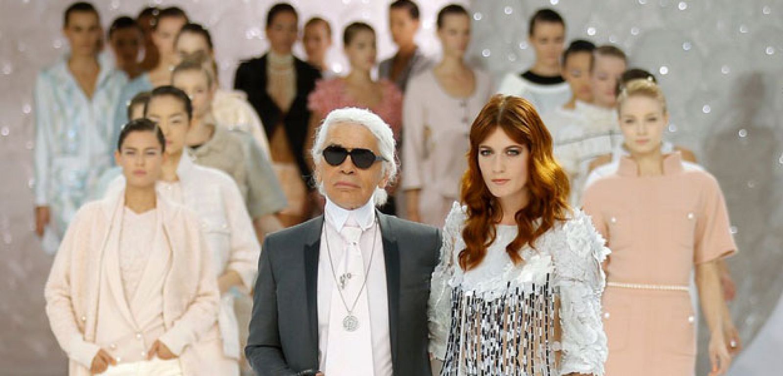 Karl Lagerfeld saluda con la líder del grupo Florence and The Machine que puso música al desfile.