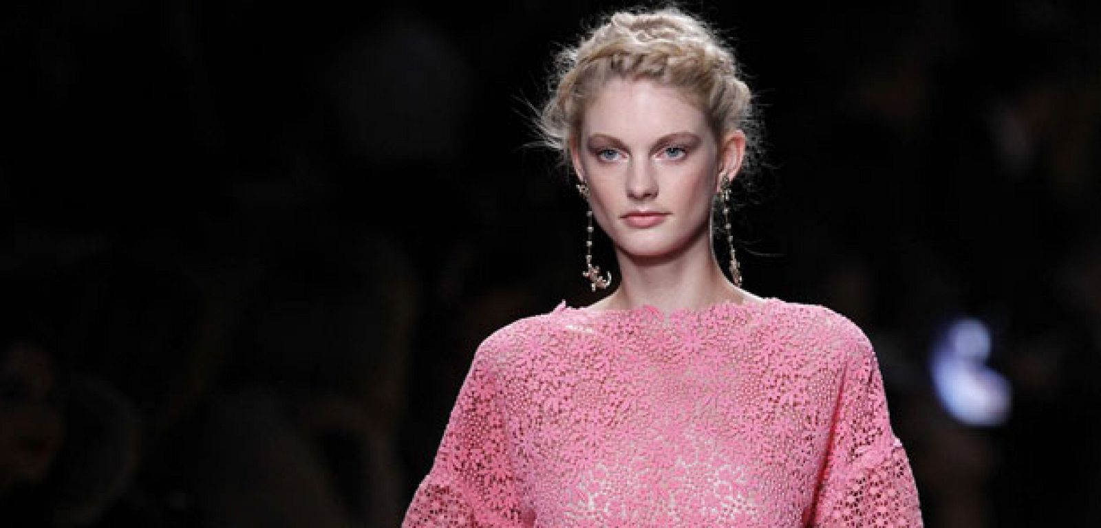 Rosas y crremas crean la paleta cromática de Valentino, una romántica propuesta con encajes y transparencias.