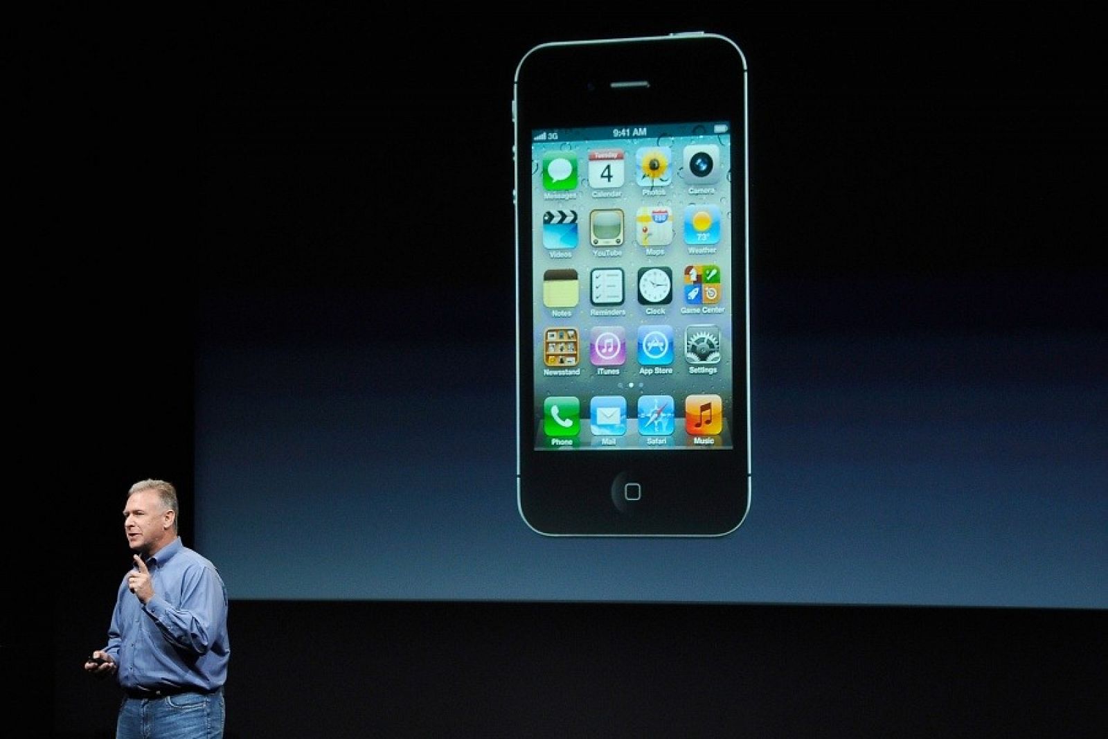 El iPhone 4S, la última versión del popular 'smartphone' de Apple ha sido presentado por Phillip Schiller, uno de los vicepresidentes de la compañía