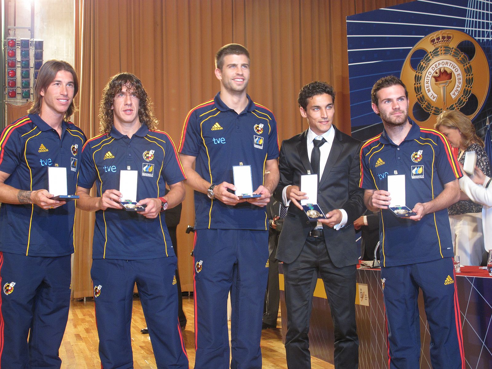 Jesús Navas, de traje, en la entrega de la medalla de oro al Mérito Deportivo a la selección