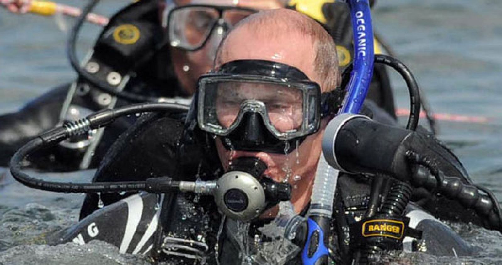 El primer ministro ruso, Vladimir Putin, durante su inmersión en el mar