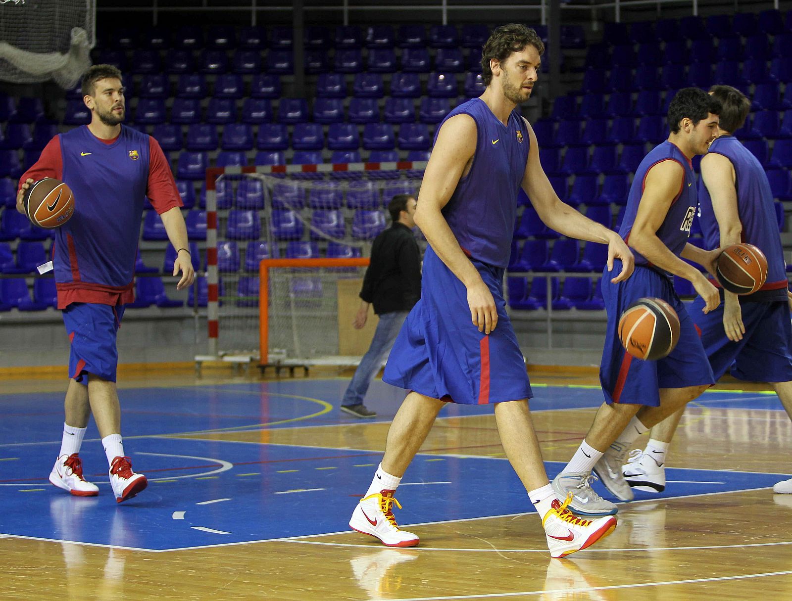 Pau Gasol, jutno a su hermano Marc, en su primer entrenamiento en el Palau Blaugrana.