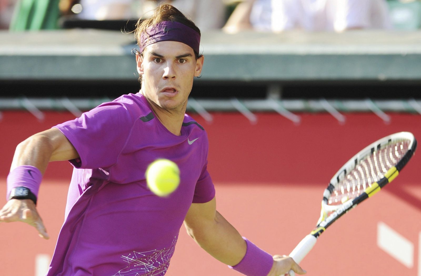 El tenista español Rafael Nadal devuleve la bola al colombiano Santiago Giraldo durante el partido de cuartos de final del torneo de Tokio.