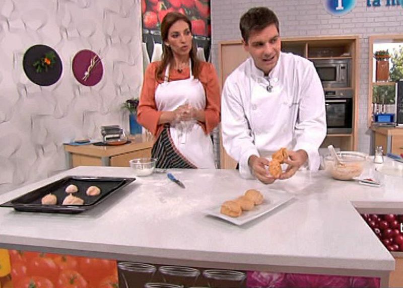 Preparamos pan de tomate y pimiento picante.