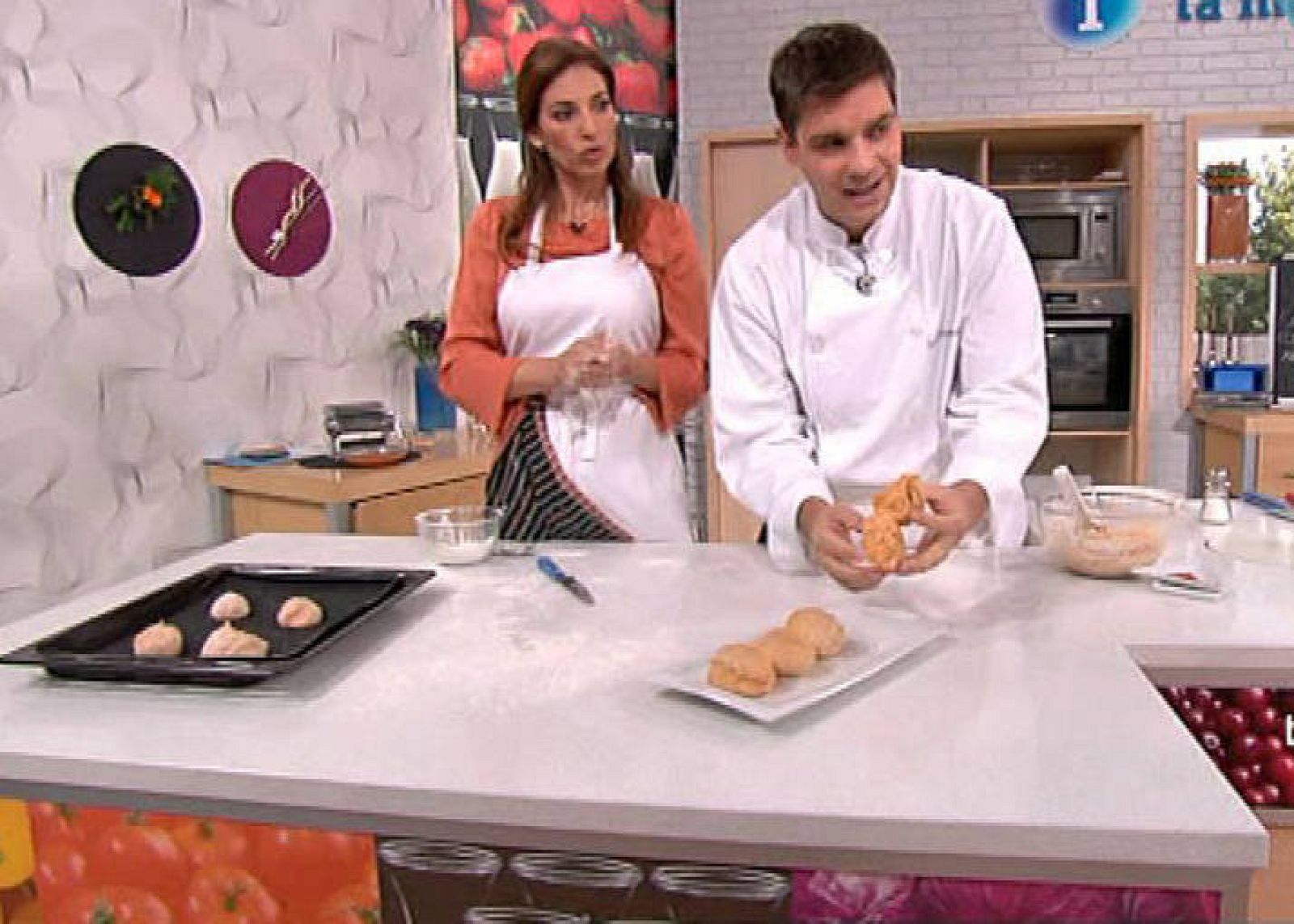 Preparamos pan de tomate y pimiento picante.