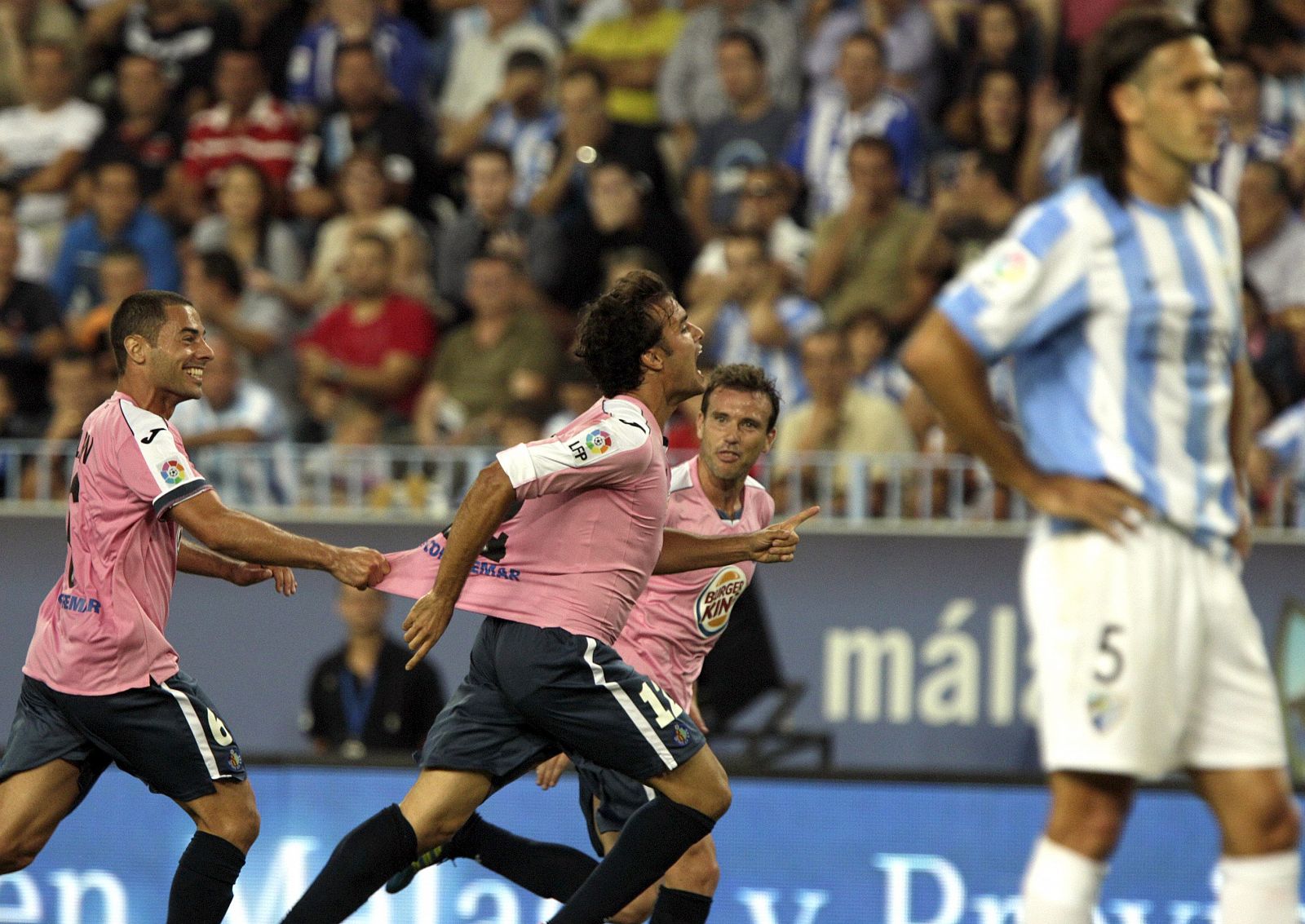 Pedro León (c), celebra su gol, el primero de su equipo, ante el Málaga