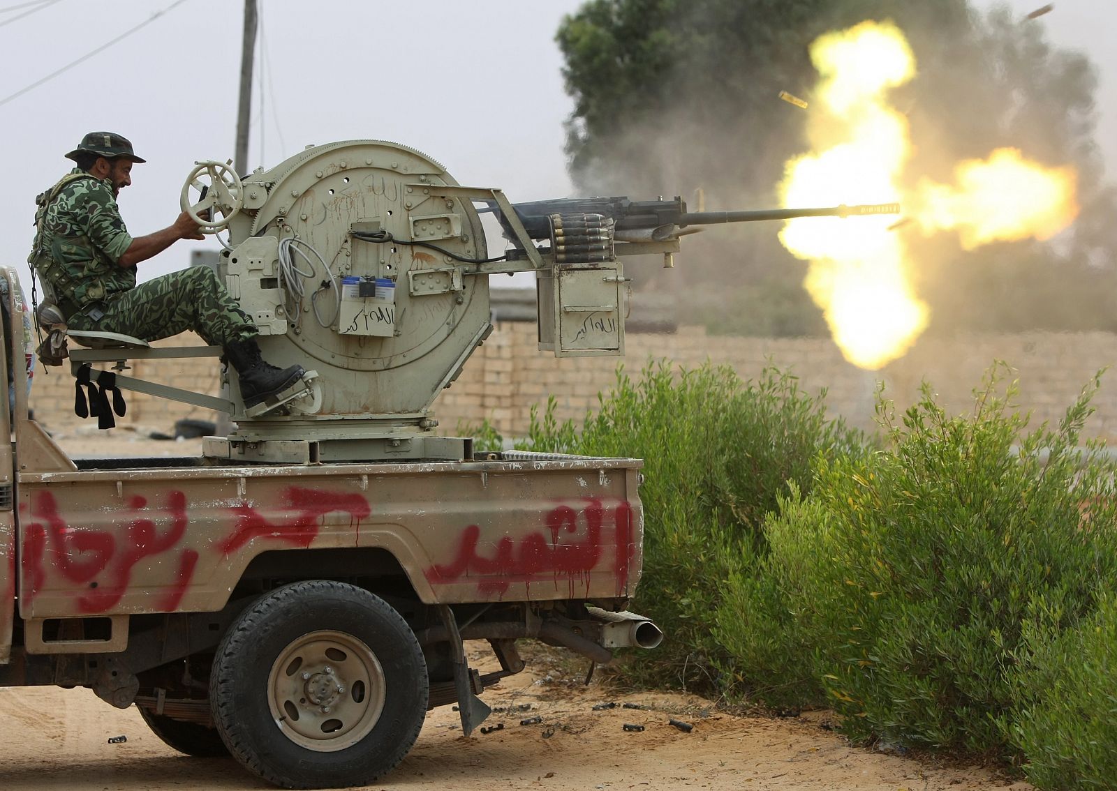 Un rebelde lucha durante la batalla final por Sirte