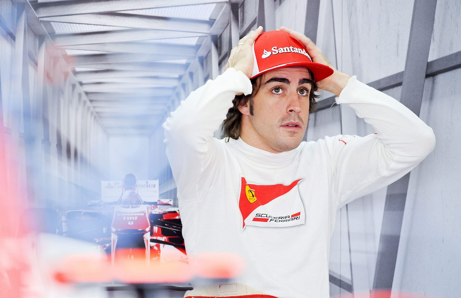 El piloto español Fernando Alonso, de la escudería Ferrari, en el garaje de su equipo