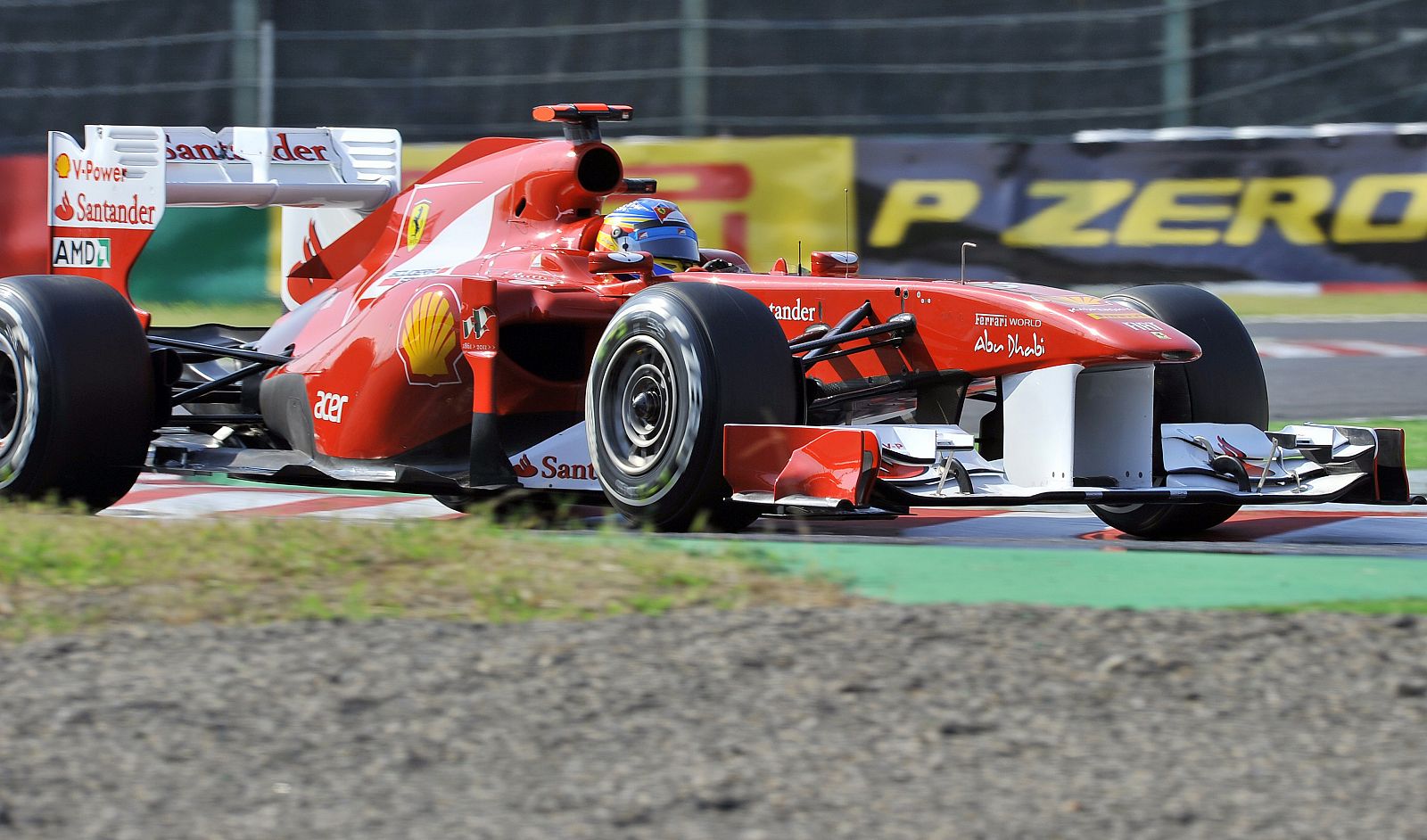 El piloto, Fernando Alonso, conduce su Ferrari en el circuito de Suzuka.