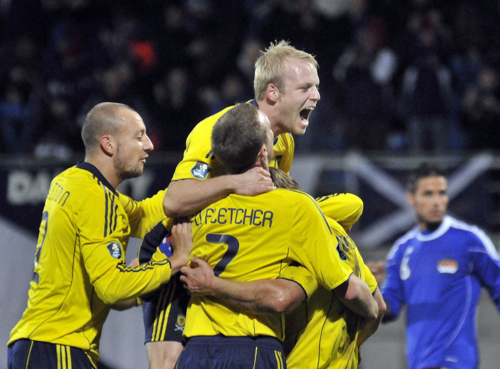 Jugadores de Escocia celebran despúes de anotar el primer gol contra Liechtenstein