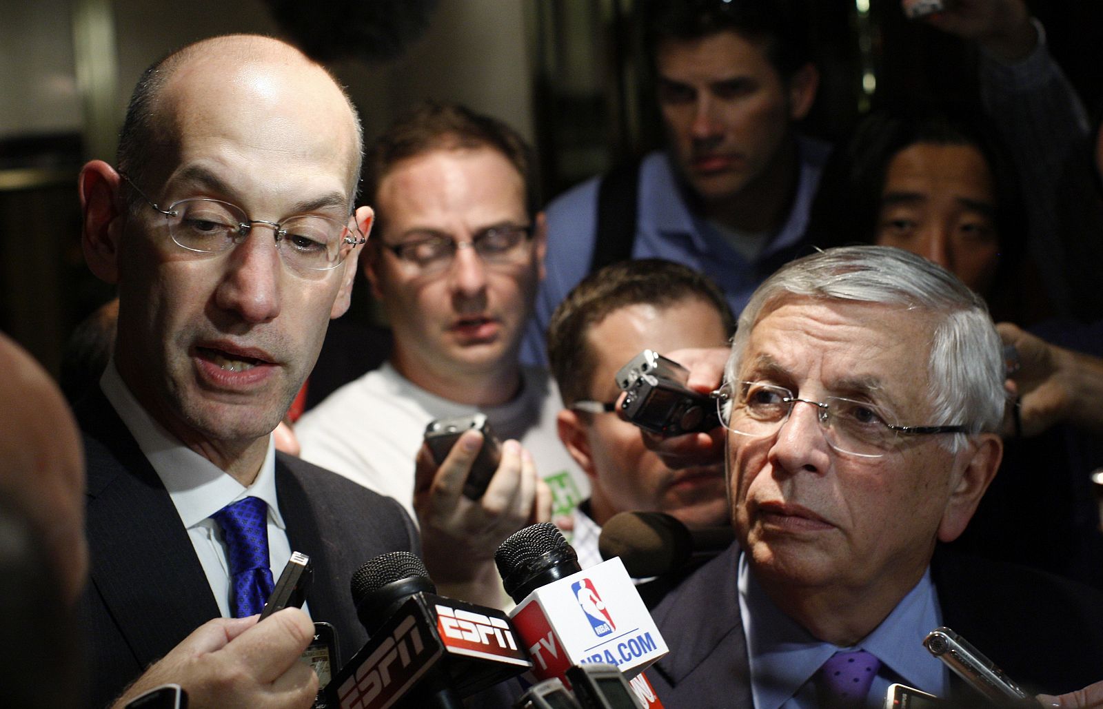 El comisionado de la NBA, David Stern (d), junto a su segundo, Adam Silver (i), en una imagen de archivo.