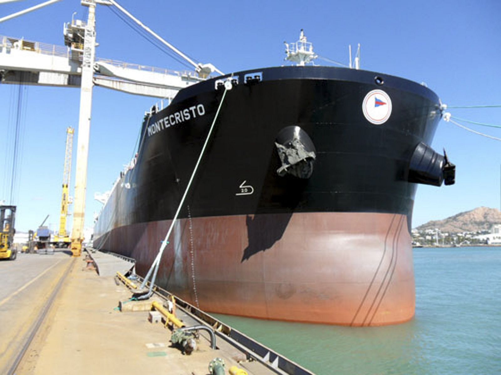 El barco italiano Montecristo viajaba con 23 tripulantes y 56.000 toneladas a bordo.