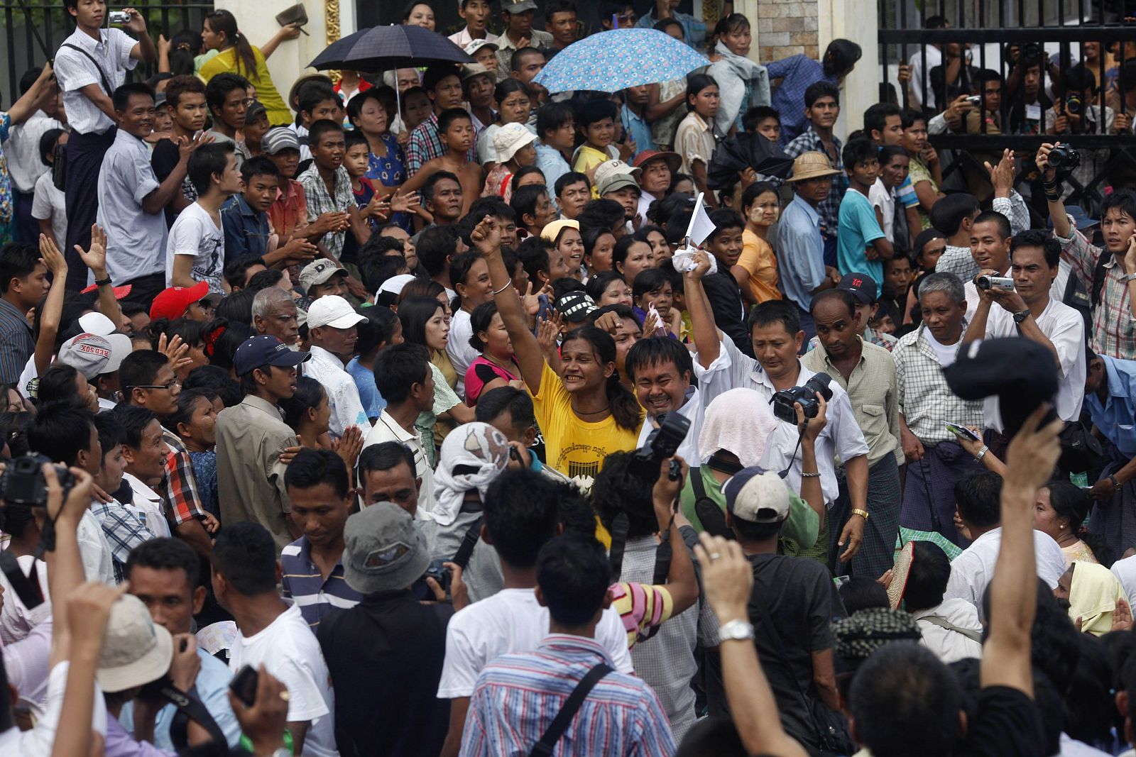 Una multitud se ha congregado a las puertas de la cárcel principal de Rangún para recibir a los presos.