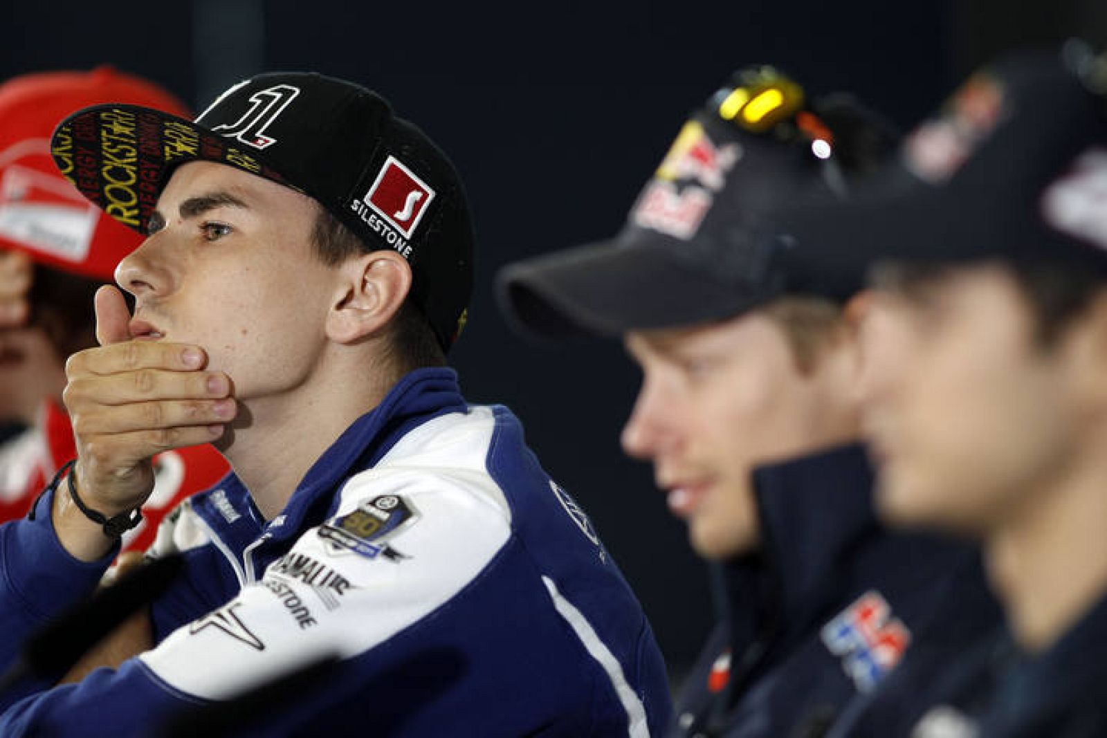Jorge Lorenzo con gesto preocupado en la rueda de prensa.