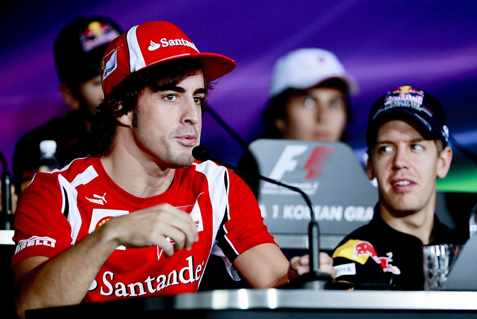 El piloto español Fernando Alonso y el piloto alemán Sebastian Vettel (d) durante la conferencia de prensa en el Circuito Internacional de Corea en Yeongam.