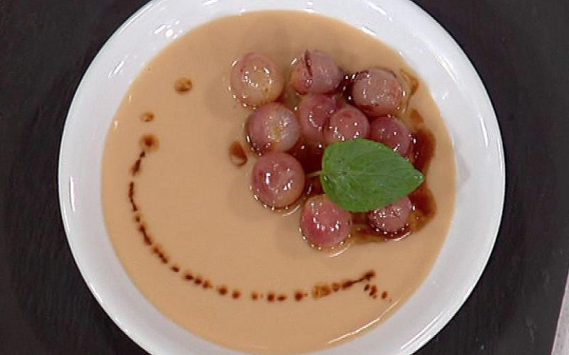 Preparamos unas uvas a la crema.