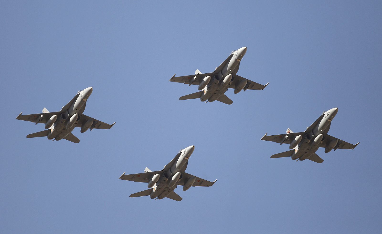 Aviones de combate F-18 sobrevuelan Madrid durante el desfile militar de la Fiesta Nacional.
