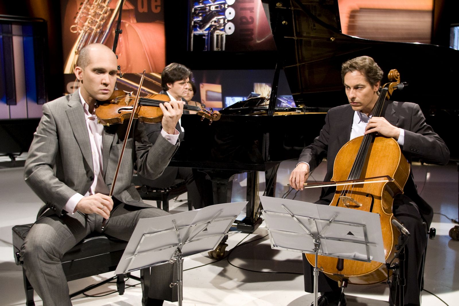 Trío Arbós, formado por Miguel Borrego, violín (y concertino de la Orquesta Sinfónica de RTVE), José Miguel Gómez, violoncello, y el pianista Juan Carlos Garvayo.