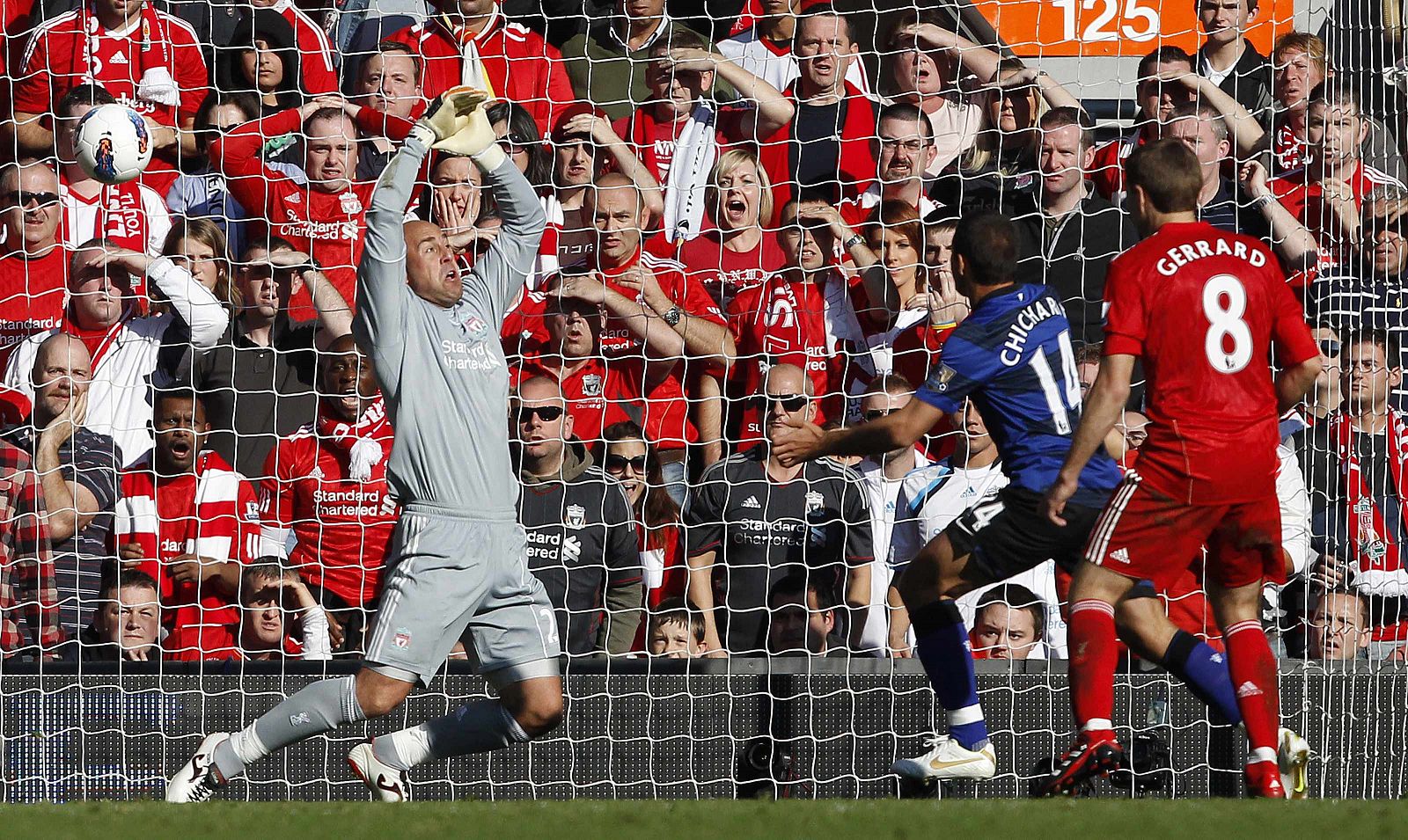 'Chicharito' marca el gol del empate del Manchester United ante el Liverpool de Pepe Reina.