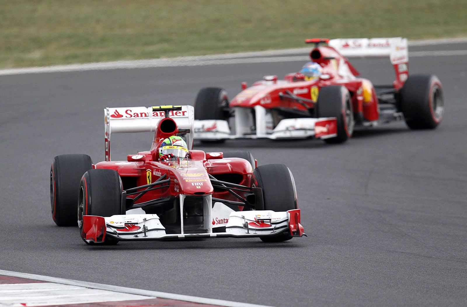 Los pilotos de Ferrari, Felipe Massa y Fernando Alonso, en el circuito de Yeongam, en Corea.