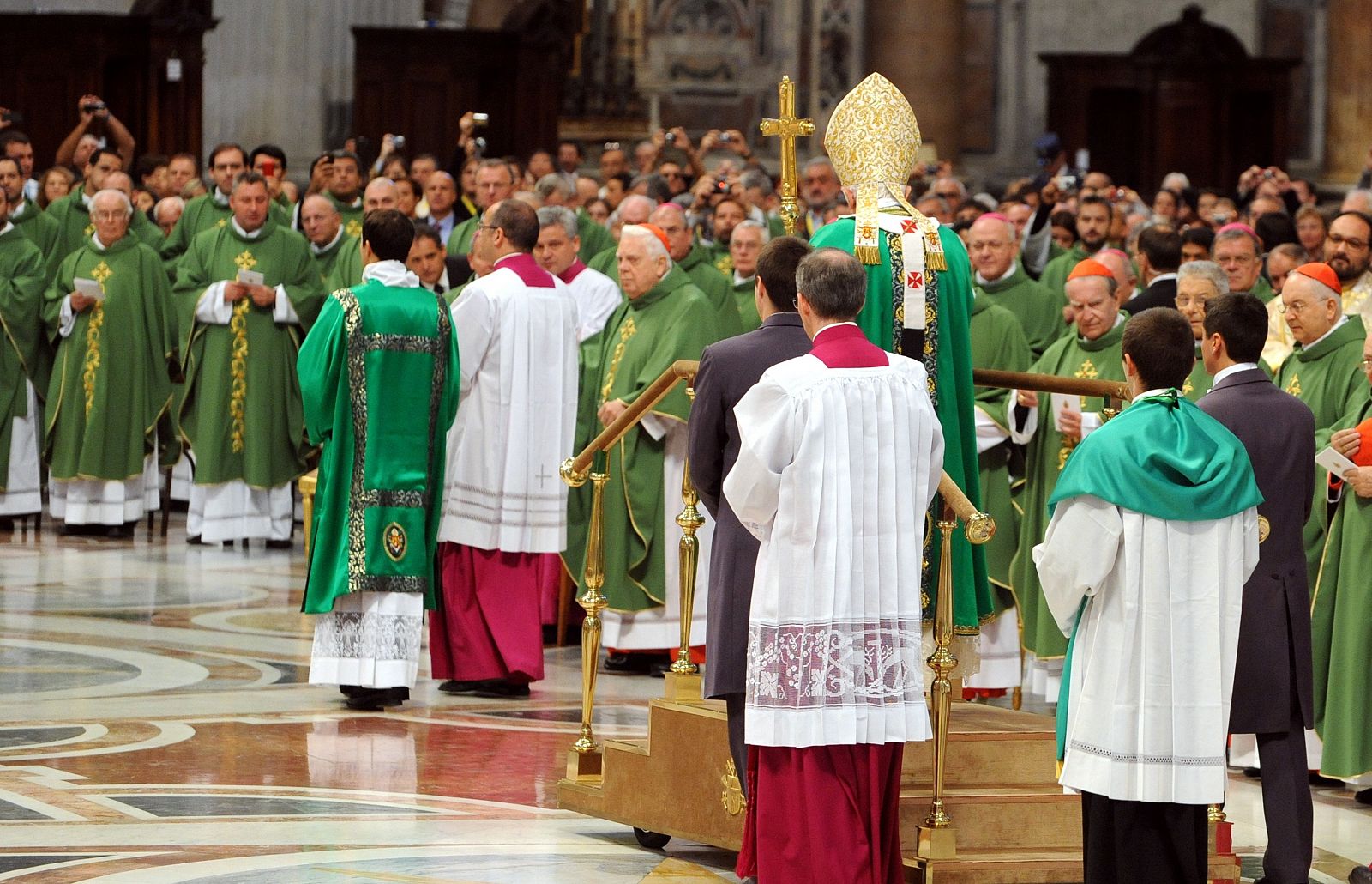 El papa se desplaza en un pedestal móvil en la Basílica de San Pedro