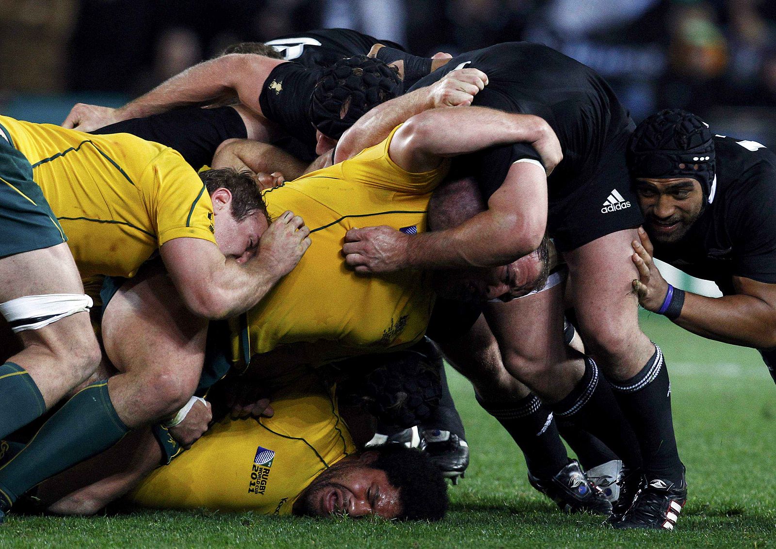 Jugadores de Australia y Nueva Zelanda durante las semifinales del mundial de rugby que ganaron los 'All Blacks'.