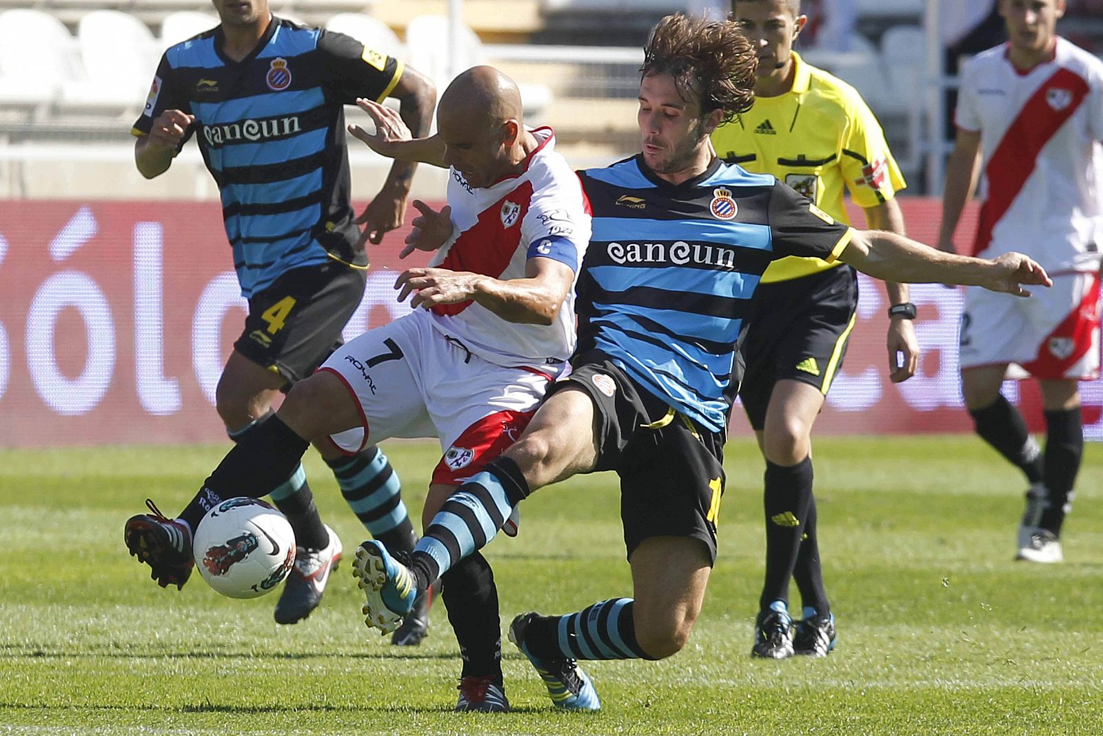 El mediocampista del Rayo Vallecano, José María Movilla (i), lucha por el balón ante el centrocampista del Espanyol, Joan Verdú.