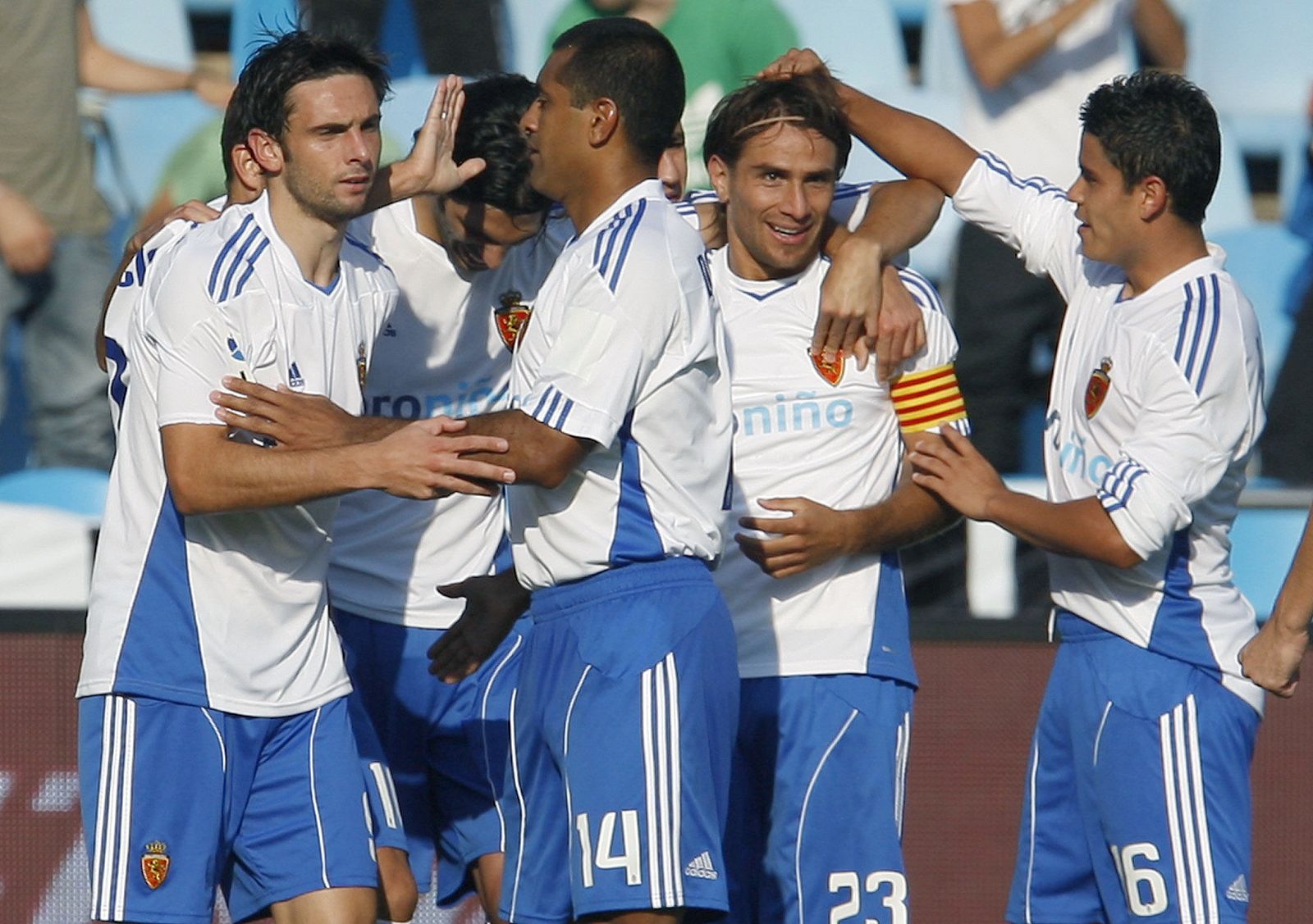 Los jugadores del Real Zaragoza felicitan al delantero portugués Helder Postiga por su segundo gol frente a la Real Sociedad.