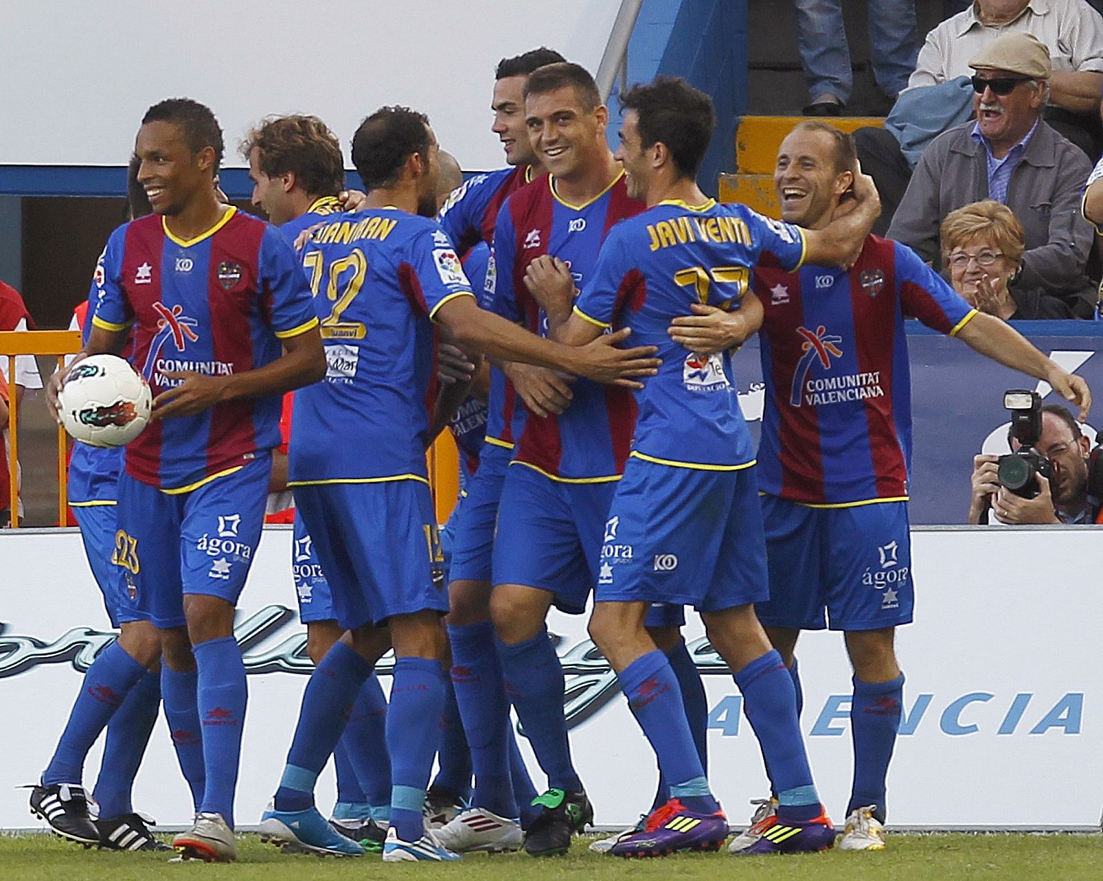 Los jugadores del Levante celebran un gol en el partido frente al Málaga.