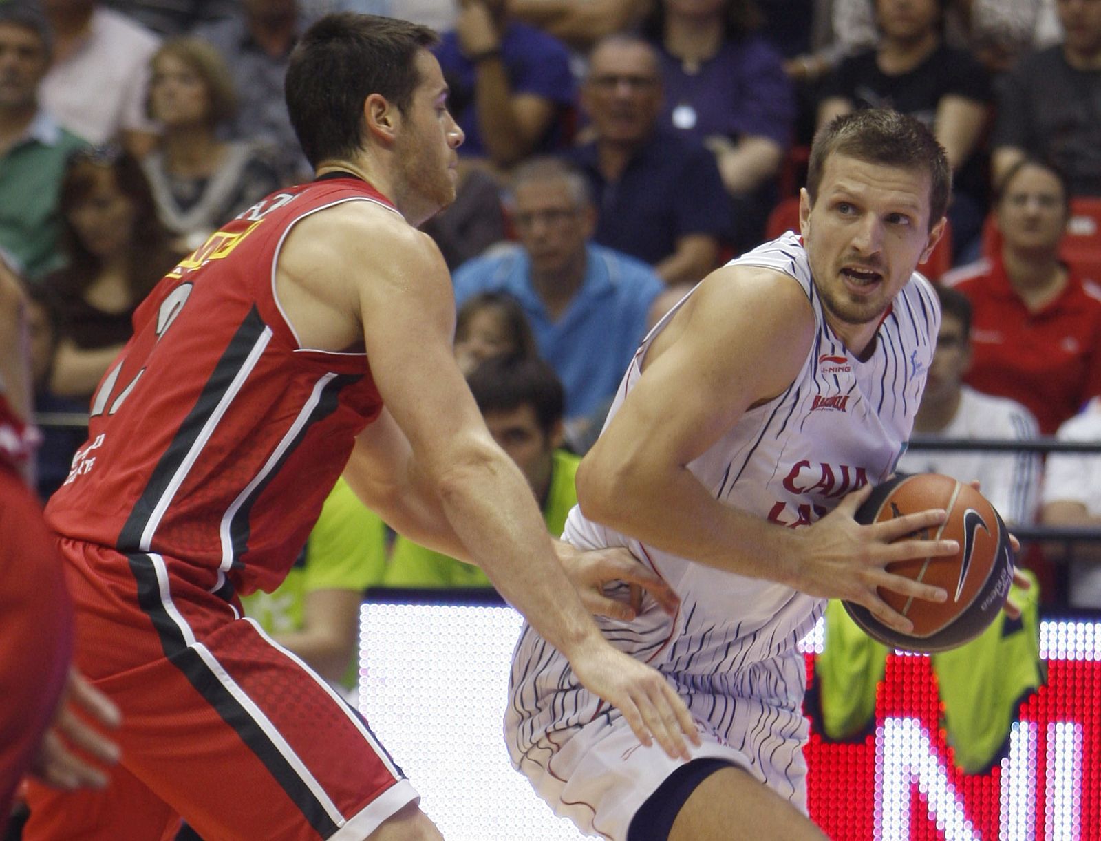 El serbio Mirza Teletovic, a la derecha, el más destacado del Caja Laboral