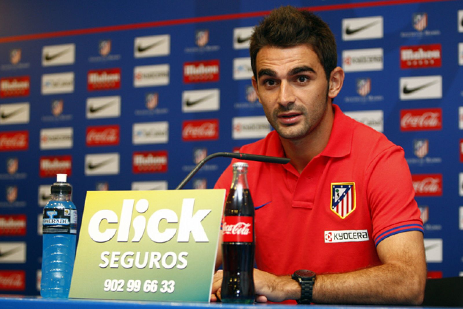 El delantero del Atlético de Madrid, Adrián, en rueda de prensa.